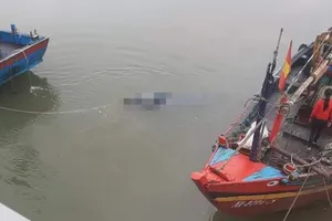 Thi thể người đàn ông khoảng 30 tuổi trôi trên biển