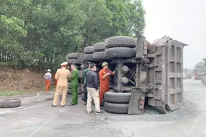  Clip xe bán tải tông… lật xe đầu kéo, tài xế nguy kịch