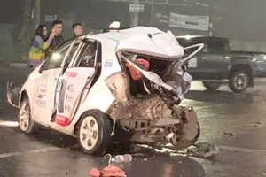 Xe bán tải đâm nát 2 xe taxi, nữ hành khách trẻ nguy kịch 