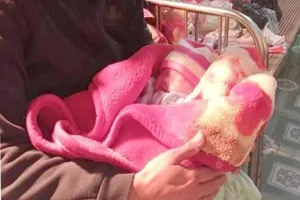 Bé sơ sinh bị bỏ rơi bên đường kèm giấy ‘Mẹ có lỗi với con’