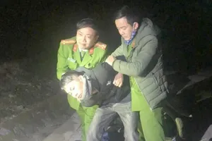 Kẻ chở 12.400 viên ma túy dùng dao chống cảnh sát