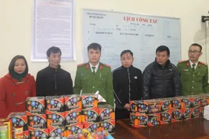 Bắt giữ người mẹ dắt con trai đi buôn pháo nổ