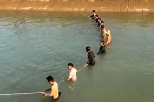  Đốt lửa tìm học sinh lớp 3 mất tích trên sông