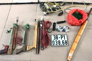 Kẻ trộm chó cố thủ, dùng kiếm đe dọa công an