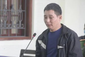 Say rượu, sát hại mẹ rồi nằm ôm thi thể khóc hối hận 