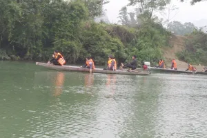 Lực lượng cảnh sát và cơ quan chức năng đang tìm kiếm thầy T. trên sông Lam. Ảnh: Đ.LAM
