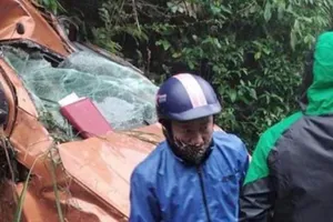 Ô tô chở cán bộ huyện lao xuống vực, 3 người thương vong