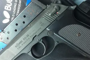 Khẩu súng công an thu giữ. 