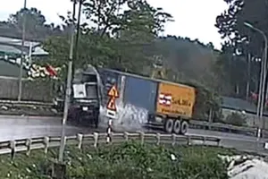 Kinh hoàng 2 xe tông nhau : Chồng tử vong, vợ nguy kịch