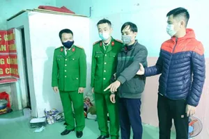 Phạm Quang Mậu (thứ hai từ phải qua) tại buổi thực nghiệm hiện trường vụ án. Ảnh: CA. 