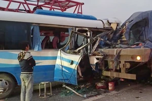 Tai nạn thảm khốc xe khách và xe đầu kéo, 21 người thương vong