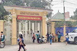 Nghi vấn uống nước phát ở cổng trường khiến 9 em đau bụng, nôn