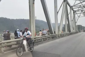 Người đàn ông dựng xe trên cầu, gieo mình xuống sông Lam