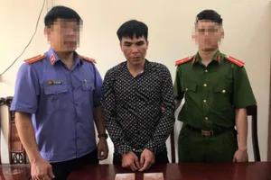 Trần Đình Thân bị bắt cùng tang vật là hai bánh heroin. Ảnh: NTV