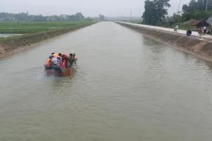 Học sinh lớp 6 mất tích trên sông Đào