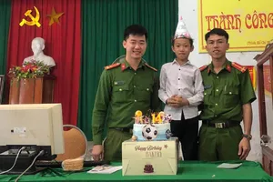 Cậu bé đi làm căn cước công dân và cái kết bất ngờ 