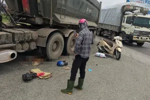 Xe đầu kéo tông trúng xe máy, 2 mẹ con tử vong 