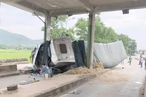 Xe chở dưa hấu tông trạm thu phí bỏ không trên quốc lộ 1A