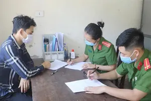 Mua còng, quân phục giả danh công an lừa đảo