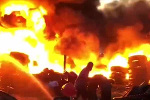 Cháy đống lốp xe ô tô khiến tàu hỏa Bắc- Nam dừng khẩn cấp