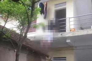 1 người buôn ô tô chết trong tư thế treo cổ 