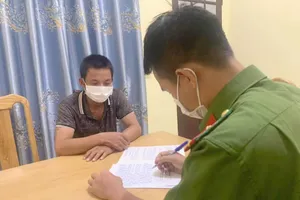 Bắt kẻ bịt mặt cướp vàng của phụ nữ đứng trên quốc lộ