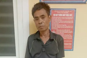 Cha bị bắt vì bán ma túy, hai con sử dụng hung khí chống trả 