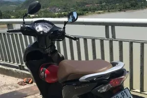 Nghi vấn cô gái 26 tuổi để lại xe máy trên cầu rồi tự tử 