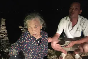 Cụ bà 72 tuổi rơi xuống sông trôi 2km được cứu sống 