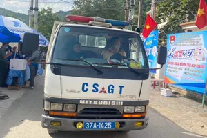 Thí sinh bị hỏng xe dọc đường, CSGT chạy 20km đón đi thi 