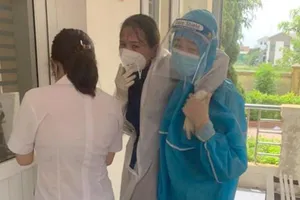 Nữ điều dưỡng ở Hà Tĩnh ngất xỉu khi lấy mẫu xét nghiệm COVID 