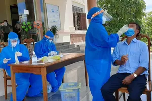 Thêm 2 người ở Hà Tĩnh từng đi tắm biển dương tính COVID-19 