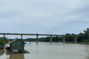 Người phụ nữ để lại 3 con nhỏ rồi nhảy cầu ở Sông Lam tự vẫn