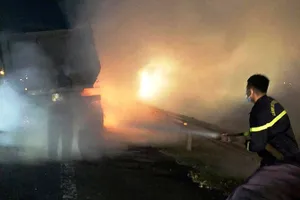 Xe đầu kéo đang chạy thì bốc cháy dữ dội, tài xế kịp thoát thân