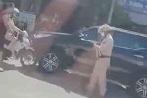 Tài xế cho ô tô chạy lùi bất chấp hiệu lệnh CSGT 