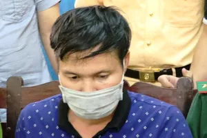 Bắt kẻ buôn 26,8kg ma túy cầm súng cố thủ trong ô tô