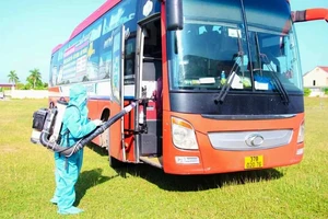 Phát hiện 2 xe khách chở người từ vùng có dịch TP.HCM, Bắc Giang về quê