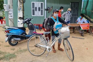 4 người trong gia đình đạp xe từ Đồng Nai về Nghệ An: Đã được lên tàu hỏa