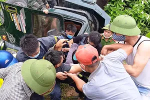 12 cảnh sát giải cứu tài xế trong ca bin xe tải bị lật ở Nghệ An