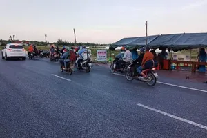 Chạy xe máy từ TP.HCM và Bình Dương về quê, phát hiện dương tính COVID-19