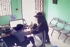 Người phụ nữ liều lĩnh dùng dao uy hiếp nhân viên tín dụng để cướp tiền