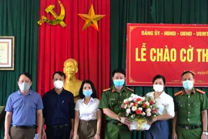 Trao thưởng nữ nhân viên quỹ tín dụng bắt kẻ cướp có dao