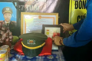 Truy tặng Huy hiệu Tuổi trẻ dũng cảm cho trung úy hy sinh khi trực chốt COVID-19