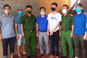 Trao thưởng vụ bắt nghi phạm học lớp 11 truy sát 2 mẹ con 