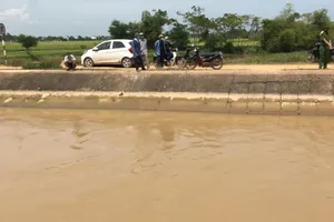 Thi thể người phụ nữ dưới sông Đào cách chiếc ô tô do bà điều khiển 2 km