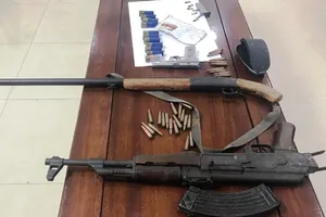 Bắt kẻ trốn truy nã ôm súng cố thủ trong nhà ở Nghệ An 