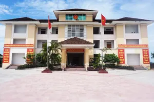 Tạm đình chỉ 3 phó chủ tịch cấp xã ký giấy cho người về từ vùng dịch