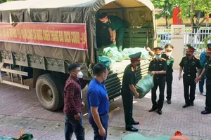 Bộ đội, tình nguyện viên trao thực phẩm cho người dân gặp khó ở TP Vinh 