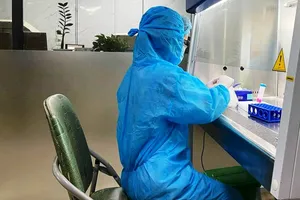 2 người có 8 F1 cùng dương tính với COVID-19