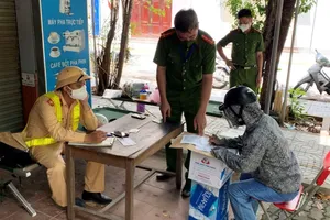 Lái ô tô vượt chốt kiểm soát, bị đề xuất phạt hơn 40 triệu đồng